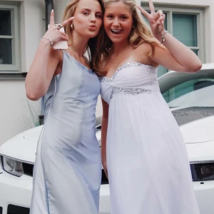 Fin ljusblå balklänning - Super fin balklänning som jag hade till balen i 9an så bara använd en gång. Super fint och skönt material. Ryggen är öppen och axelbanden går att justera. Den är i superbra skick och är bra längd på mig som är 170. 