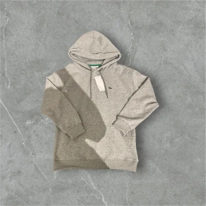 Grå hoodie från Lacoste - Ny!!🐊