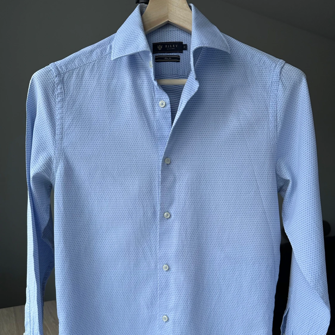 Riley ljusblå skjorta med struktur, storlek S