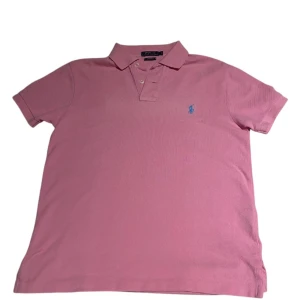 Ralph lauren piké  - Riktigt snygg Ralph lauren pike, skick:8/10, storlek S ,priset är inte hugget i sten hör av er🙌🏽