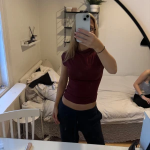 Vinröd kortärmad topp - Säljer en vinröd kortärmad topp med tight passform. Perfekt för en stilren och enkel look. Från Gina tricot i storlek S, använd 1 gång