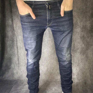 Replay anbass slim jeans - Mycket fint skick | Size32/34 fits 31/32  | modell 180 63 kg | Följare får 100 kr rabbat | fraktar spårbart inom 24 timmar med PostNord eller instabox |