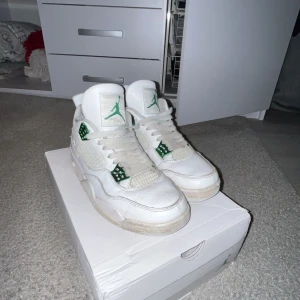 Jordan 4 metallic green - Tja, säljer ett par jordan 4 metallic green, anledningen till att jag säljer skorna är pga de ej kommer till användning och ligger bara i garderoben. De är i bra skick, har ej använt de så mycket. Storleken är  41 och sitts som 41. Skriv för fler frågor eller bilder. Önskar er allt gott//Kevin.