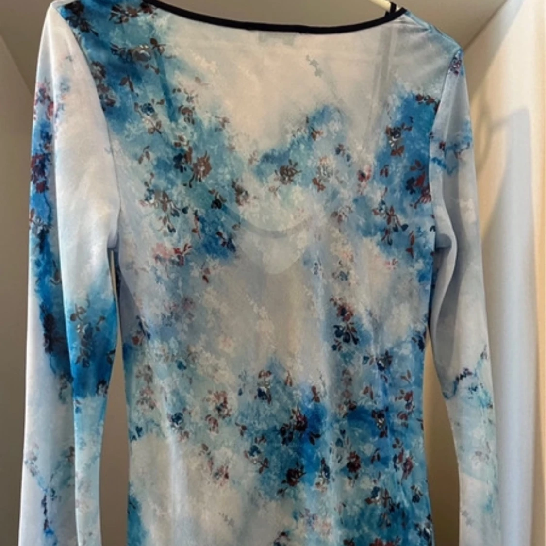 Blå långklänning med blommigt mönster - 3