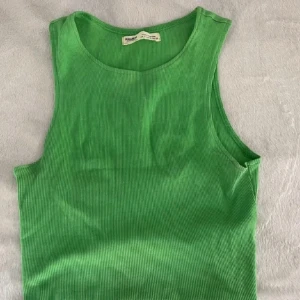 Topp - Grön topp från pull&bear som inte kommer till användning längre. ❤️Skriv om ni har frågor eller vill ha fler bilder❤️