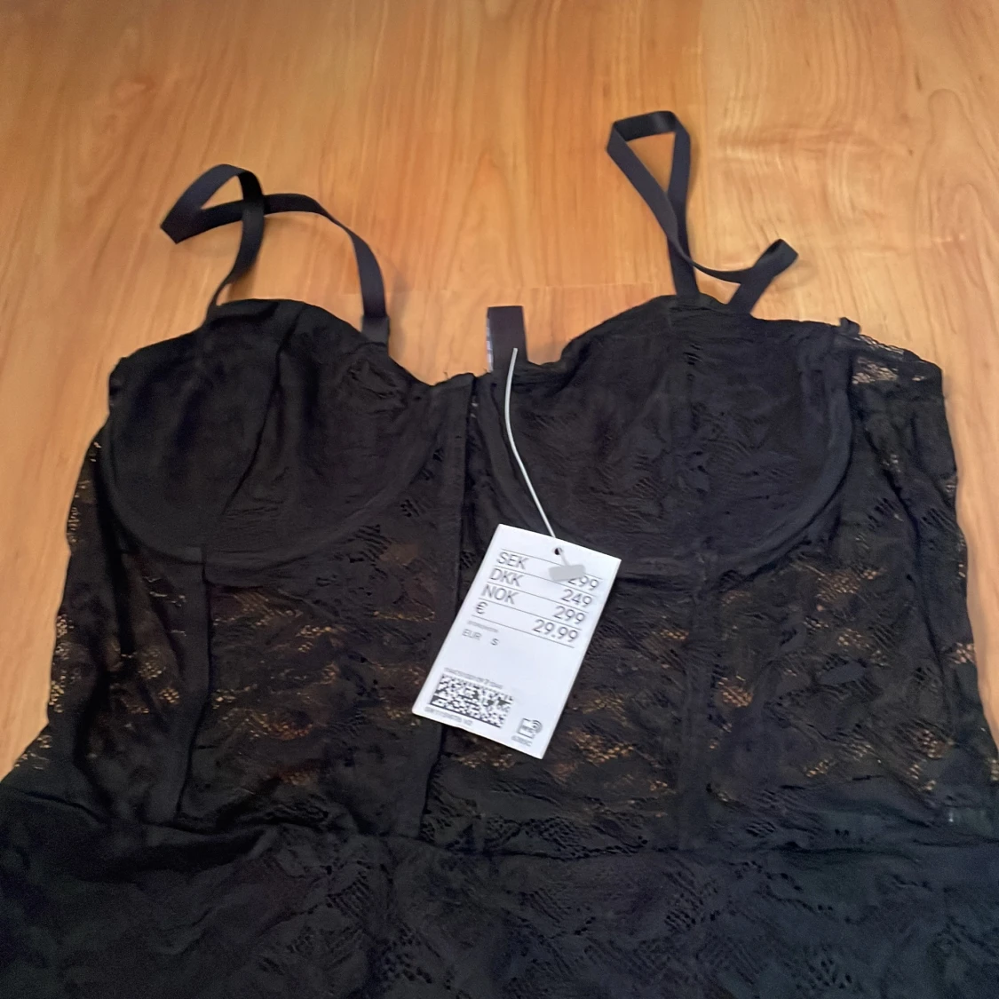 Svart spetsklänning med axelband - 2