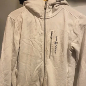 Sail racing kofta  - Vit kofta i stolek xs i herr modell har jag för mig, är i ett okej skick! 