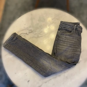 Jack n Jones | Jeans - Jack n’ Jones | Jeans | 30:32 | Slimfit | Sjukt snygg grå fade | Jack n’ Jones premium kollektion, så du kan förvänta dig något bättre kvalitet än vanligt | Nypris ≈ 899