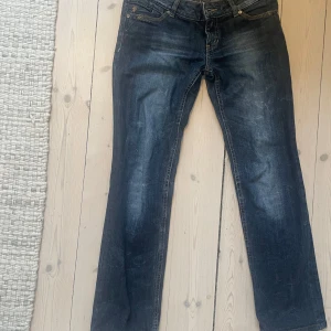 Blå jeans från Esprit - Säljer ett par jätte snygga lågmidjade jeans. Storlek 28/34.pasaar perflekt i längden för mig som är 163