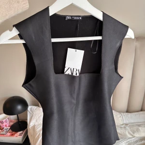Svart skinn body  - Super cool svart skinn body från Zara! Provad vid 1 tillfälle därav prislapp kvar 💞hör av er vid frågor 