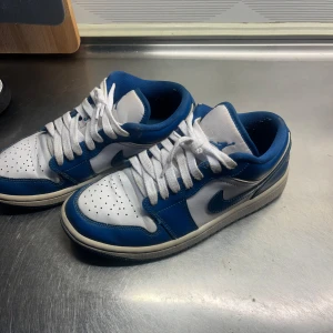 Jordans low - Äkta jordans low, nypris 2000 kr. Knappt använda, kan rengöra dem innan du köper dem. Snygga Nike sneakers i blått och vitt med klassisk snörning. Perfekta för en sportig look. De har en stilren design med perforerade detaljer på tån för extra ventilation.