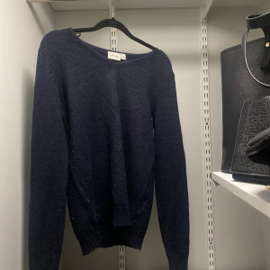 Mörkblå tröja från Vila - Säljer en stilren mörkblå tröja från Vila. Tröjan har en enkel design med rund hals och långa ärmar, perfekt för en avslappnad look. Passar bra till både jeans och kjol. Perfekt för kyligare dagar. Storlek xs