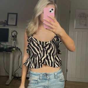 Zebra mönstrad topp  - Jättesöt zebra mönstrad somrig/vårig topp från Zara i storlek xs 💘