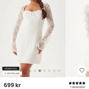 Vit klänning (student klänning) - Säljer denna jättefina helt oanvända studentklänning med prislappen kvar. Den har otroligt vackra utåtsvängda spets armar. Jag på bilden är 169🥰 nypris var 699, mitt pris 499🤍🎓