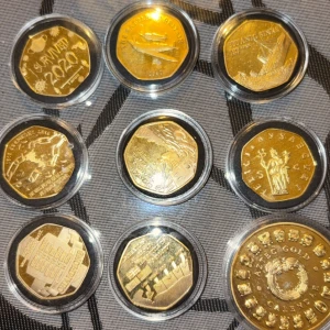 Reglerade guldmynt med olika motiv - Reglerade guldmynt alla små mynt säljes för 199kr styck. Det stora myntet säljes för 800kr