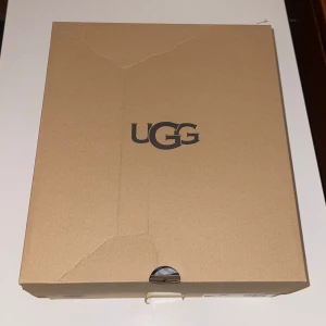 Svarta UGG Classic Mini II  - Säljer ett par svarta UGG Classic Mini II i storlek 41, dam. Mycket bra skick, använda ett par fåtal gånger. 