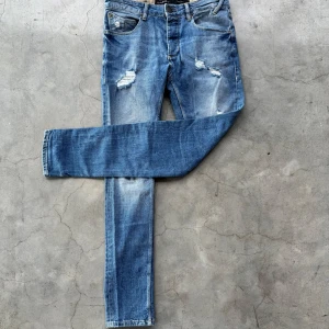 Jeans med slitningar - Ett par feta jeans med slitningar från märket GABBA🤩🪐 De är i mycket bra skick!🤩👍 Storleken på jeansen är 28/32!🤩🔥 