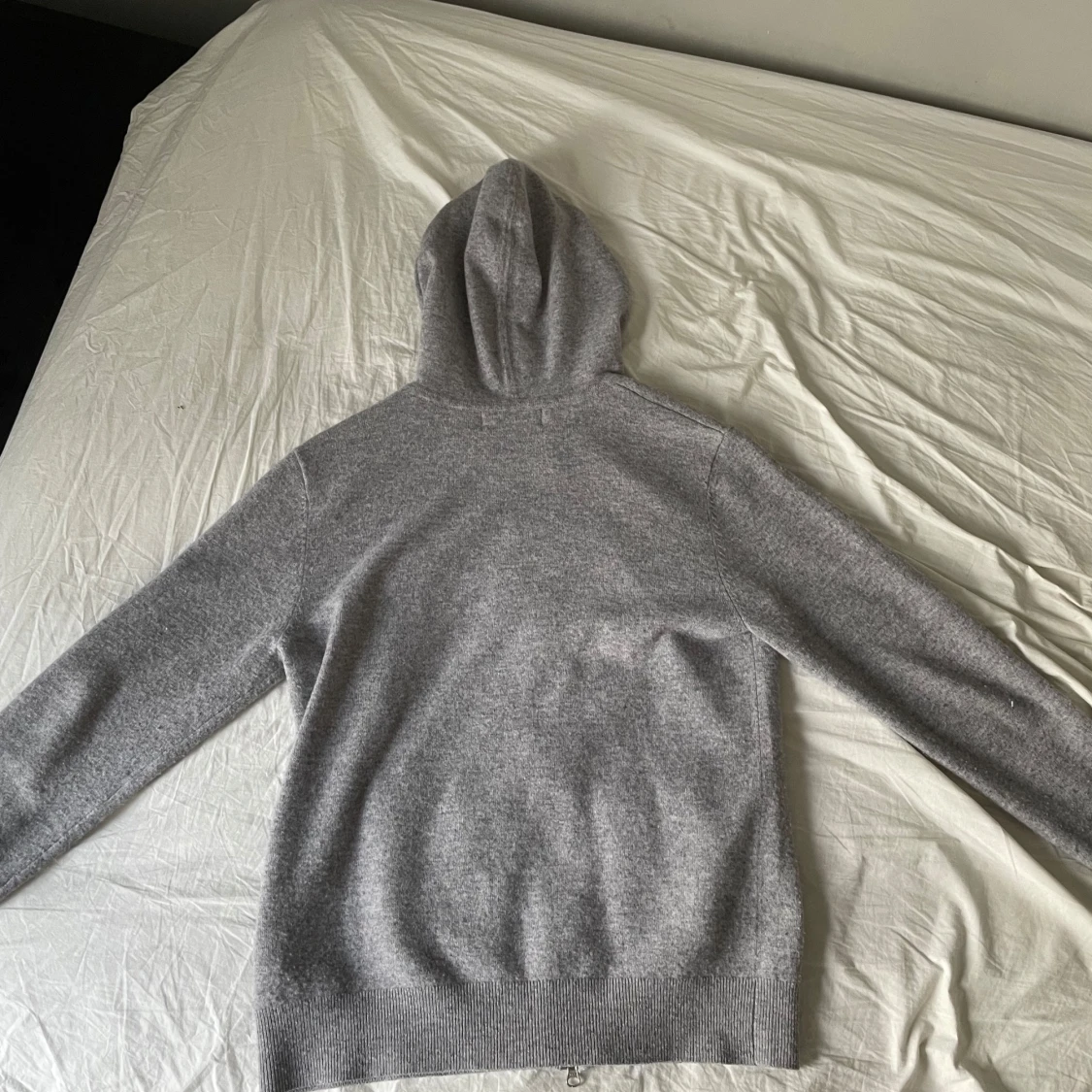 Grå hoodie från Sagless - 1