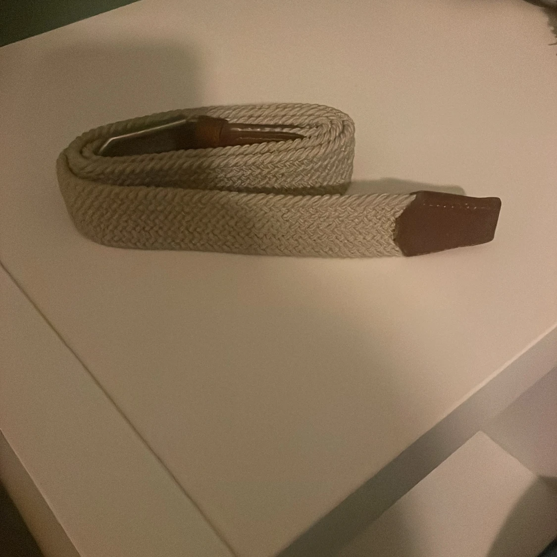 Beige flätat bälte med bruna detaljer