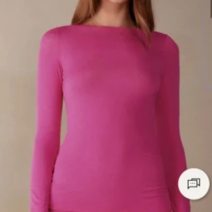 Rosa långärmad topp - Snygg rosa långärmad topp i en enkel och stilren design. Perfekt för att lägga till en färgklick i garderoben. Passar bra till både jeans och kjol.