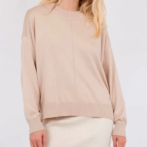 Beige tröja från Neo Noir - Säljer en stilren beige tröja från Neo Noir. Tröjan har en avslappnad passform med långa ärmar och ribbade kanter vid hals, ärmslut och nederkant. Väldigt mjukt material. Hör av dig vid intresse!