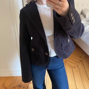 Kavaj/vårjacka  - Snygg mörkblå kavaj från Jackpot. Bra storlek och i fint skick! 