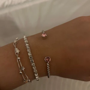 Caroline svedblom rosa stenar - Flower girl armband från Caroline svedblom. Har aldrig använt det, felköp 