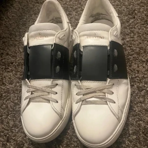 Valentino Open sneakers i vitt och svart - Valentino Opens strl44, riktigt feta. inget OG ⭐️