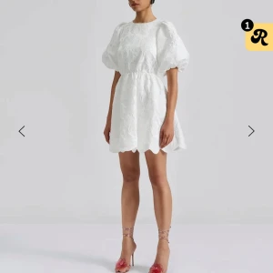 By malina klänning - By malina klänning, perfekt till studentklänning. Storlek XS. Aldrig använd, prislapp och originalförpackning kvar