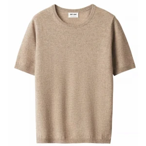 Beige kashmirtröja från Soft Goat - Snygg tröja från softgoat i storlek xs men skulle säga passar s också. Den är sparsamtsnvänd och har inga defekter.