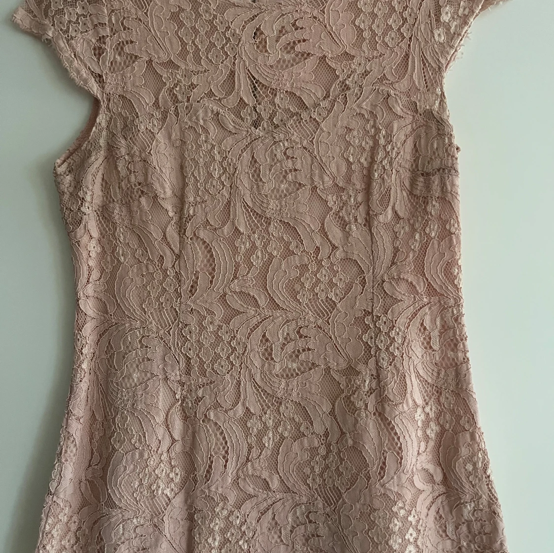 Rosa spetsklänning från Chiara Forthi