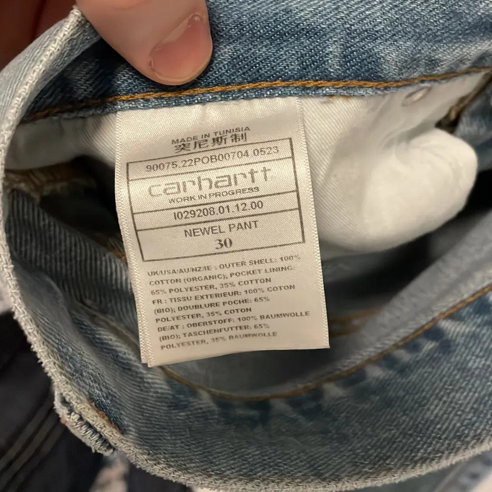 Ett par riktigt feta Carharrt jeans modell newel pant. Inga defekter alls, ser ut som nya. Tapered fit och passar folk från 175-180 ish. Farkut & Housut.