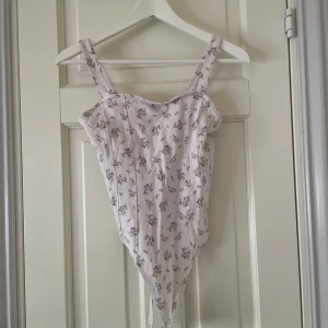 Blommig body - Säljer en blommig body från hm. Provad, inte använd och tvättad. Söt men inte min stil längre. Köpt på hm på rea kring 80-100kr 🌸🌸 ingen lapp kvar.                  Om man vill se hur den ser ut på är det bara och fråga😊