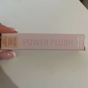 Power Plush Longwear Concealer från Kylie Cosmetics - Power Plush Longwear Concealer i nyansen 2C från Kylie Cosmetics. Denna concealer erbjuder långvarig täckning och kommer i en stilren rosa förpackning. Perfekt för att dölja ojämnheter och ge en jämn hudton.