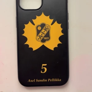 Mobilskal, Axel Sandin Pellikka - Mobilskal för iPhone 15. Egendesignat så det finns endast 1. Aldrig använt. Nypris 600kr
