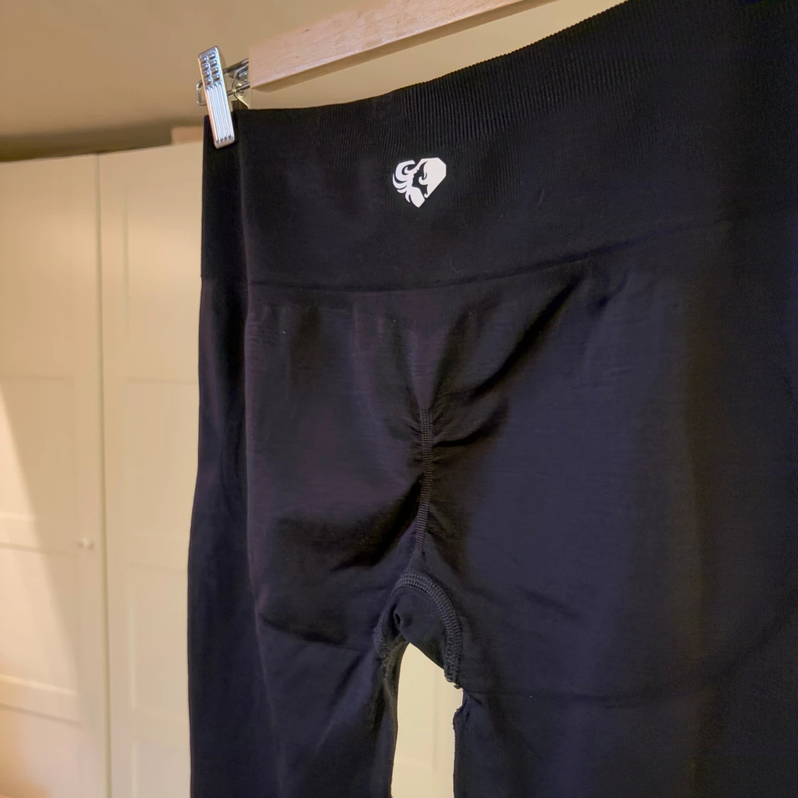 Svarta träningstights med scrunch - 3