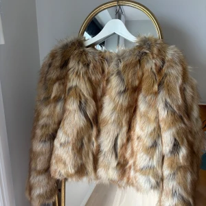 Brun pälsjacka -  Jackan har långa ärmar och en lyxig känsla, perfekt för att hålla sig varm funkar året om. Använt fåtal gånger. Lite mindre i storleken men inget som känns av på så sätt.