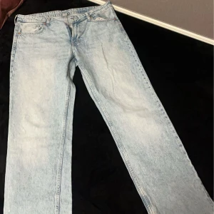 Ljusblå jeansbyxor - Snygga ljusblå jeansbyxor med en klassisk design, mid/low waist. De har en rak passform och är perfekta för en avslappnad stil. Byxorna har fyra fickor och en knappgylf. Perfekta för en casual look.