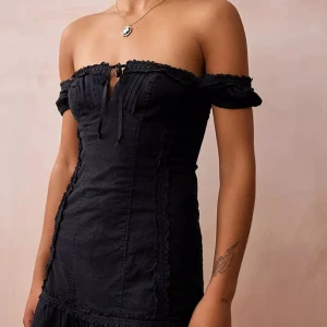 Urban outfitters klänning  - Klänning från urban outfitters som går att ha både off and on shoulders. Endast använd 1 gång 