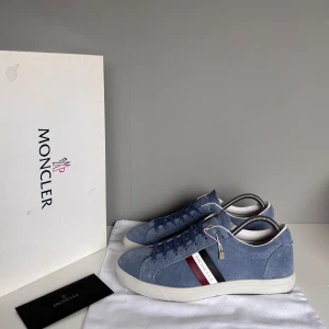 Moncler skor - Säljer ett par snygga Moncler skor i storlek 39 (sitter som 41)innermått 26 cm, cond 10/10 helt nya i box. Kommer med OG box, dustbag och certifikat