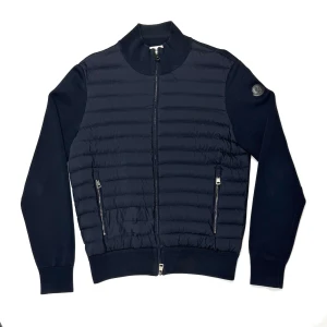 Navy moncler cardigan -  Snygg navy moncler cardigan black kabel.  Skick:8/10 general wear, ut över en lagning på armen som är lagat hos skräddare också. Se bild  Storlek:Large  Pris:3500kr  Lyssnar även på bud. 
