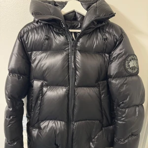Svart dunjacka från Canada Goose - så jackan är som ny, inga tecken på slitage, kvittot finns kanske i mailet, jag är osäker, jackan är i storlek S men den passar även M/L, jag är 185 och den sitter bra. kan erbjuda