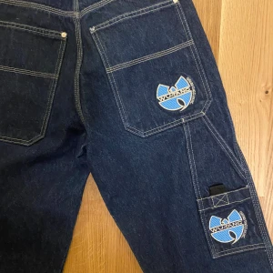 Mörkblå Wu-Wear jeans (wu tang clan) - Snygga mörkblå äkta Wu Wear jeans (wu tang clan) hade passat någon mellan 165-160 ish. Inpcinip oanvända 