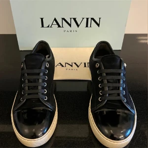 Svarta  Lanvin skor  - Snygga svarta skor från Lanvin. Uk 6 vilket motsvarar 40-41, skorna är sparsamt använda utan några defekter! Skick 9/10. Hör gärna av er vid fler frågor.