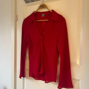 Röd Mesh Skjorta ! - En jättefin röd tunn skjorta / blus som tyvärr inte kommer till användning. Köpt för ett par år sedan hos humana i stockholm, dock i bra skick! Kan inte se någon storlek men skulle säga mellan S - M ☺️🙌