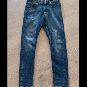 Blåa jeans  - Mycket fint skick knappt använda. Ny pris 1700 ca