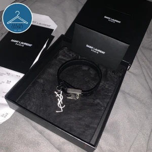Yves Saint Laurent armband - Saint Laurent armband i nyskick. Allt på första bilden medföljer samt kvitto! Nypris runt 3900. Hör av er vid funderingar 🙌🏼