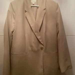 Oversized beige kavaj - Knappast använd kavaj från hm. Oversized fit.
