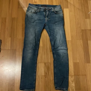 Blå Nudie Jeans - Säljer ett par snygga blå jeans från Nudie Jeans med slitningar. 8/10 skick då jag använt de lite men de har mycket kvar att ge. Perfekt för en skön look under nu till hösten. Bara 399 men priset kan självklart diskuteras. Hör av dig om frågor🤗