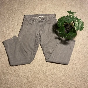 Grå jeansbyxor från Vailent - Snygga grå jeansbyxor från Vailent i storlek S. De har en klassisk femficksdesign och en rak passform. Perfekta för en stilren look. Priset kan hå ner